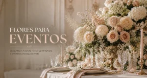 Arranjo floral elegante para eventos com rosas e flores brancas em decoração de mesa sofisticada.