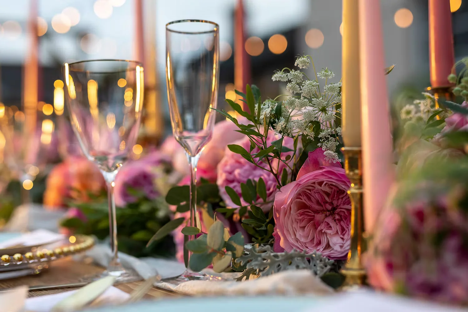 Decoração de Mesa com Rosas David Austin Constance | Florália Decoração de mesa de casamento com rosas David Austin Constance em tons de rosa, velas elegantes e folhagens naturais.