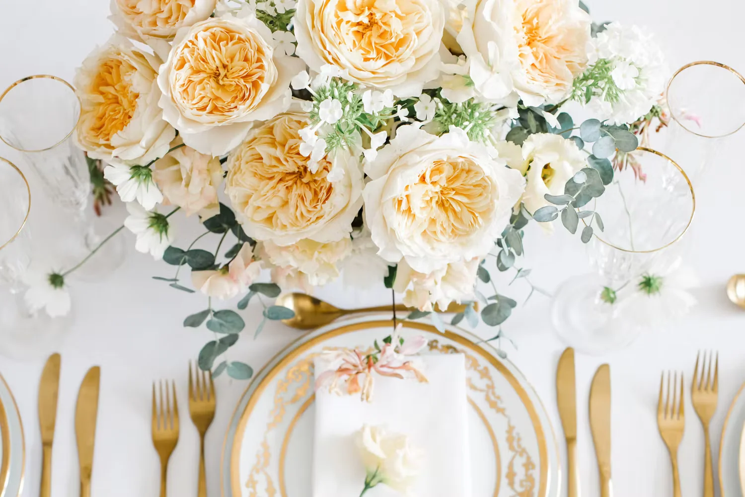Centro de Mesa com Rosas David Austin Effie | Florália Centro de mesa de casamento com rosas David Austin Effie em tons dourados, flores brancas e folhagens naturais.
