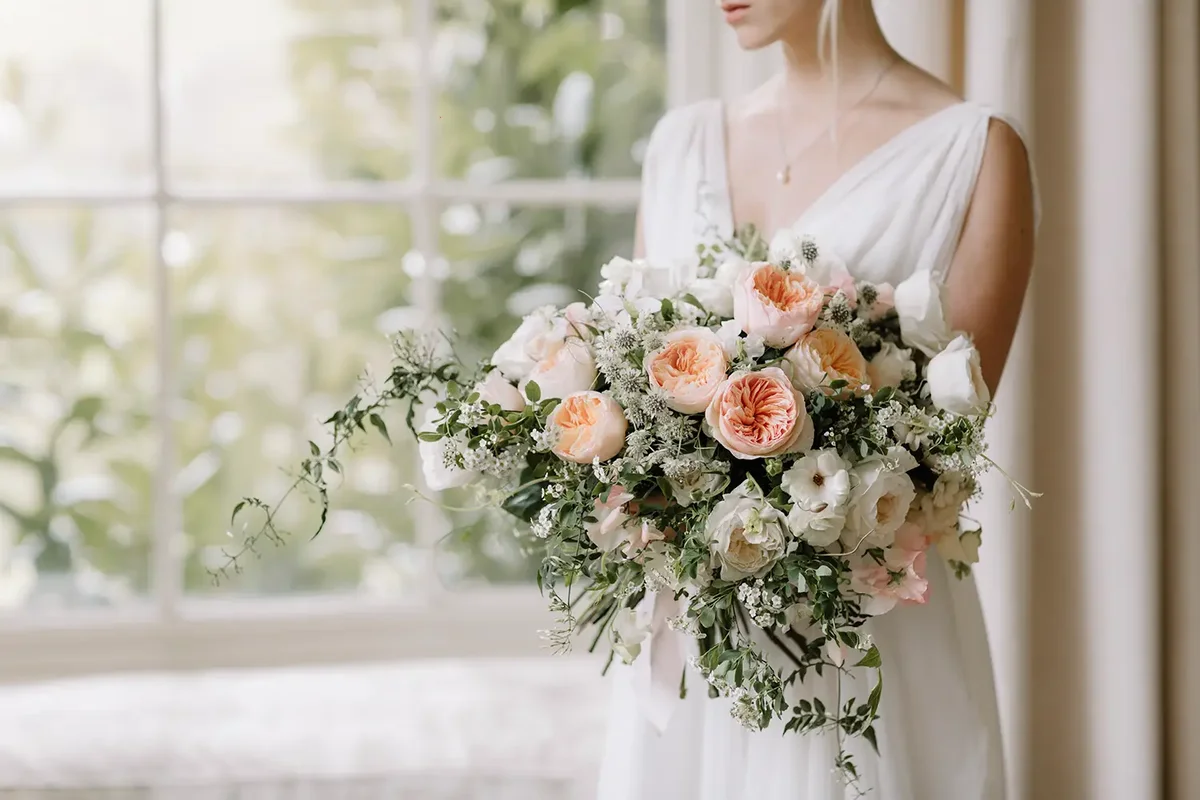 Bouquet de Noiva com Rosas David Austin Juliet | Florália Noiva com bouquet de rosas David Austin Juliet em tons suaves de pêssego, combinado com flores brancas e folhagens naturais.