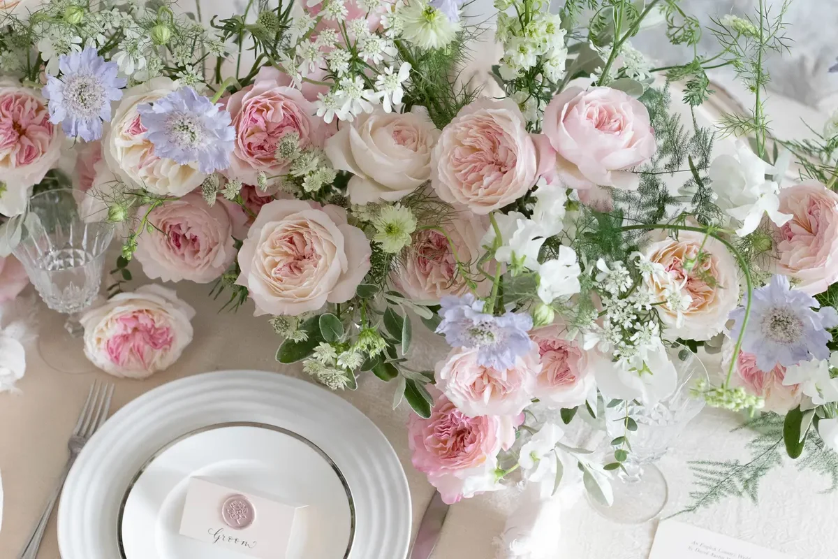 Decoração de mesa de casamento com rosas David Austin Keira em tons suaves de rosa, flores delicadas e folhagens naturais.
