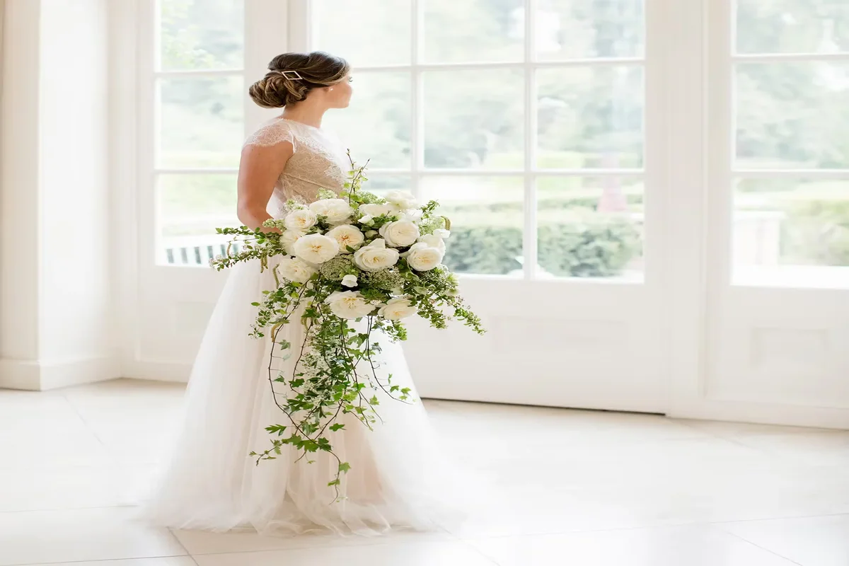 Rosa David Austin Leonora em Bouquet de Noiva | Florália Bouquet de noiva com rosas David Austin Leonora brancas e folhagens naturais para casamento elegante.